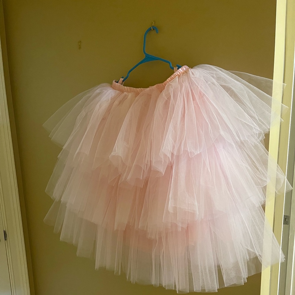 This this dress was only worn once for a shoot, it is fluffy and easy to manage.